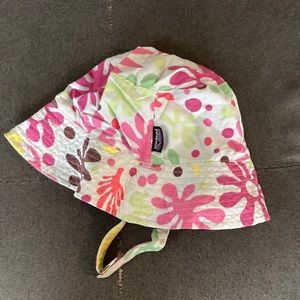 Girls Patagonia bucket sun hat with chin strap.